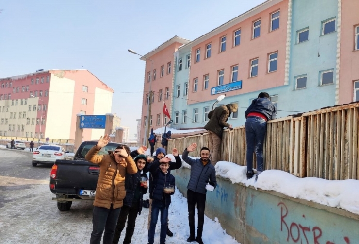 Yüksekovalı Öğrenciler Kuşlar İçin Yemlik Yaptı