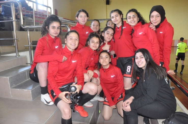 Isparta Spor Liseli Sultanlar Futsalda Şampiyon Oldu