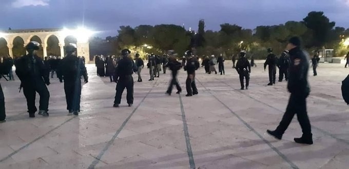 İsrail Güçleri Mescidi Aksa’da Sabah Namazını Kılanlara Saldırdı: 15 Yaralı