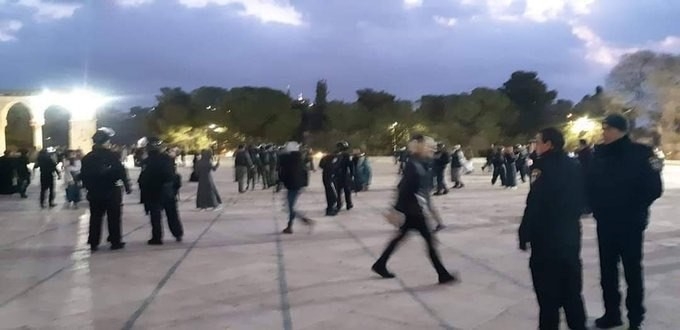İsrail Güçleri Mescidi Aksa’da Sabah Namazını Kılanlara Saldırdı: 15 Yaralı