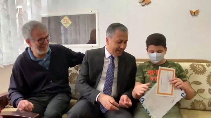 İstanbul Valisi Yerlikaya, Lösemi Hastası Kerem’in Karnesini Evinde Verdi