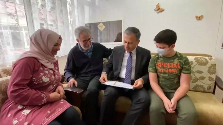 İstanbul Valisi Yerlikaya, Lösemi Hastası Kerem’in Karnesini Evinde Verdi