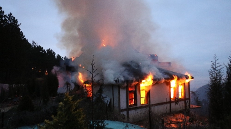 Safranbolu’da 2 Katlı Kafe Çıkan Yangında Kül Oldu