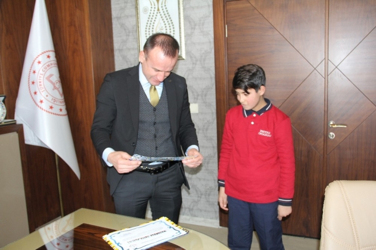 Karnesini Aldığı Gibi Milli Eğitim Müdürüne Koştu