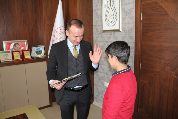 Karnesini Aldığı Gibi Milli Eğitim Müdürüne Koştu