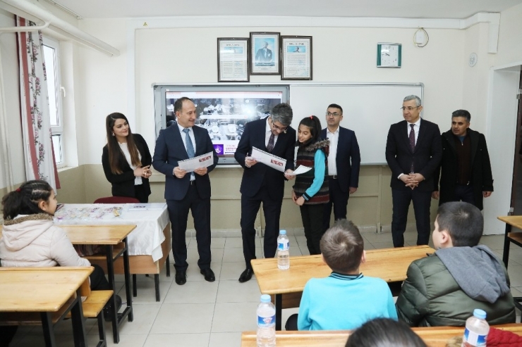 Darende’de De Yarıyıl Karneleri Dağıtıldı