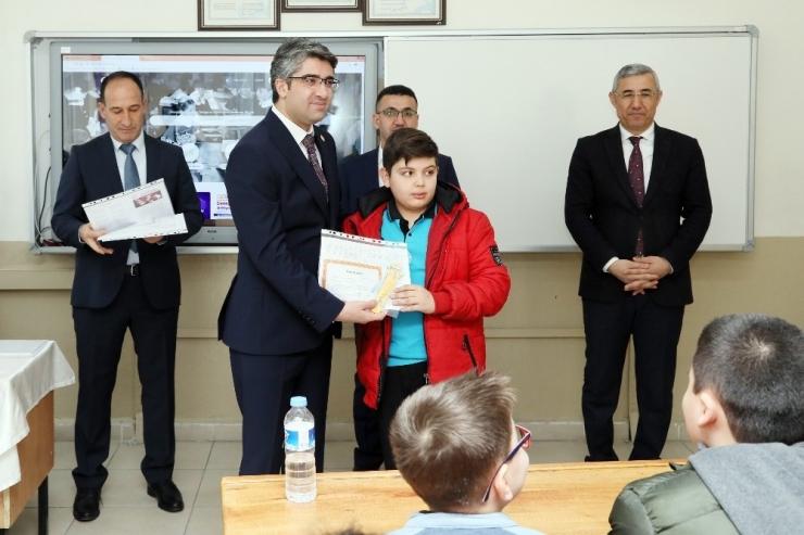 Darende’de De Yarıyıl Karneleri Dağıtıldı