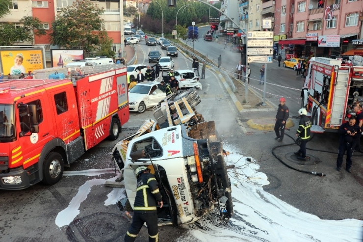 Kocaeli’de 1’i Ağır 3 Kişinin Yaralandığı Kaza Saniye Saniye Kameralara Yansıdı