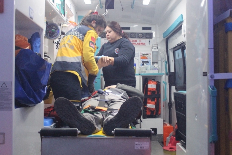 Kocaeli’de Mazot Dökülen Yolda 2 Araç Kafa Kafaya Çarpıştı: 3 Yaralı