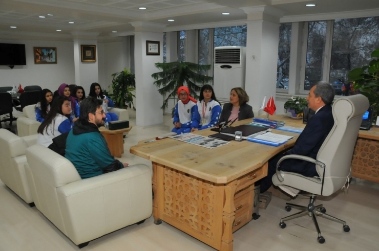 Başarılı Sporculardan Başkan Akkaya’ya Ziyaret