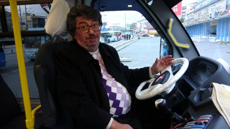 Minibüste 46 Yıllık Emek Ve Birikimi Olan Bilgisayarı Unuttu, Şoför Geri Teslim Etti