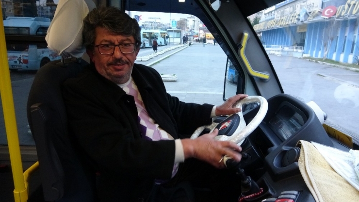 Minibüste 46 Yıllık Emek Ve Birikimi Olan Bilgisayarı Unuttu, Şoför Geri Teslim Etti