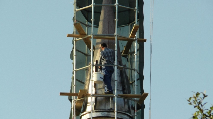 30 Metrelik Minarenin Tepesinde Tehlikeli Çalışma