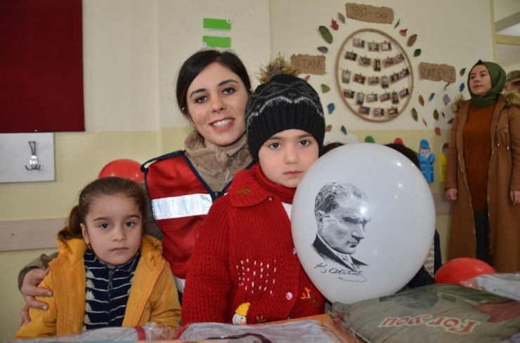 Çocuklardan Karne Dağıtan Mehmetçik’e Asker Selamı