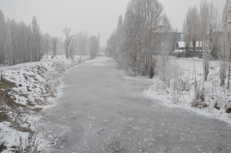 Muş’ta Karasu Nehri Dondu