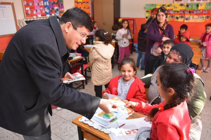 Başkan Özcan’dan Çocuklara Karne Hediyesi