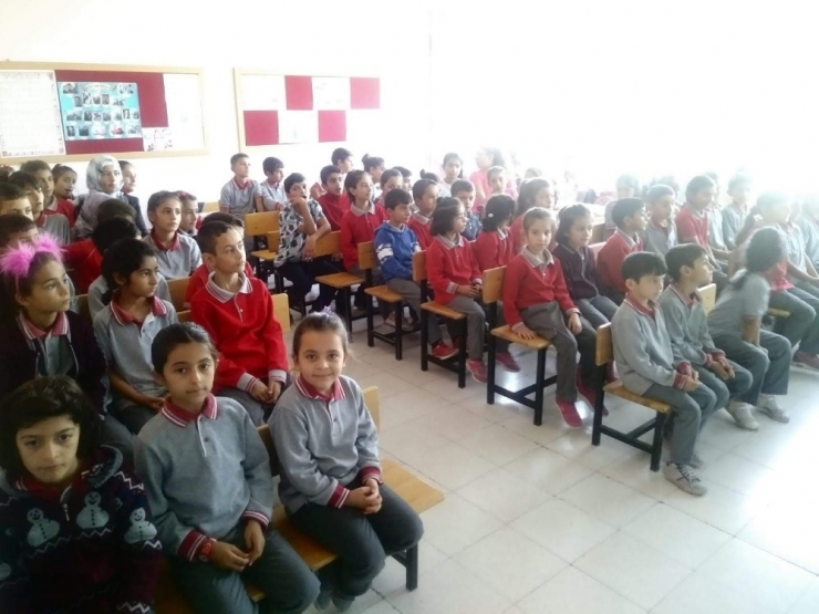 Öğrencilerin Karnesini Jandarma Verdi