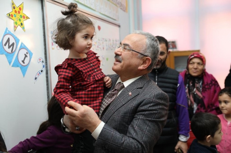 Başkan Miniklerin Karne Sevincine Ortak Oldu