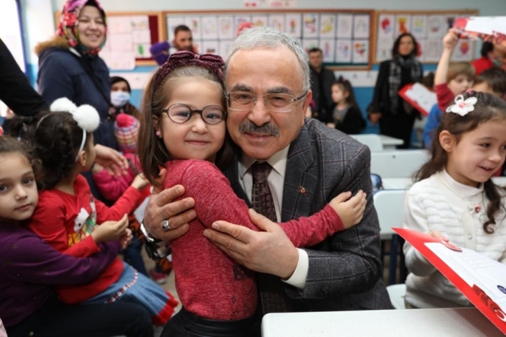 Başkan Miniklerin Karne Sevincine Ortak Oldu