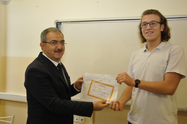 Rektör Şahin, Öğrencilerin Karne Heyecanına Ortak Oldu