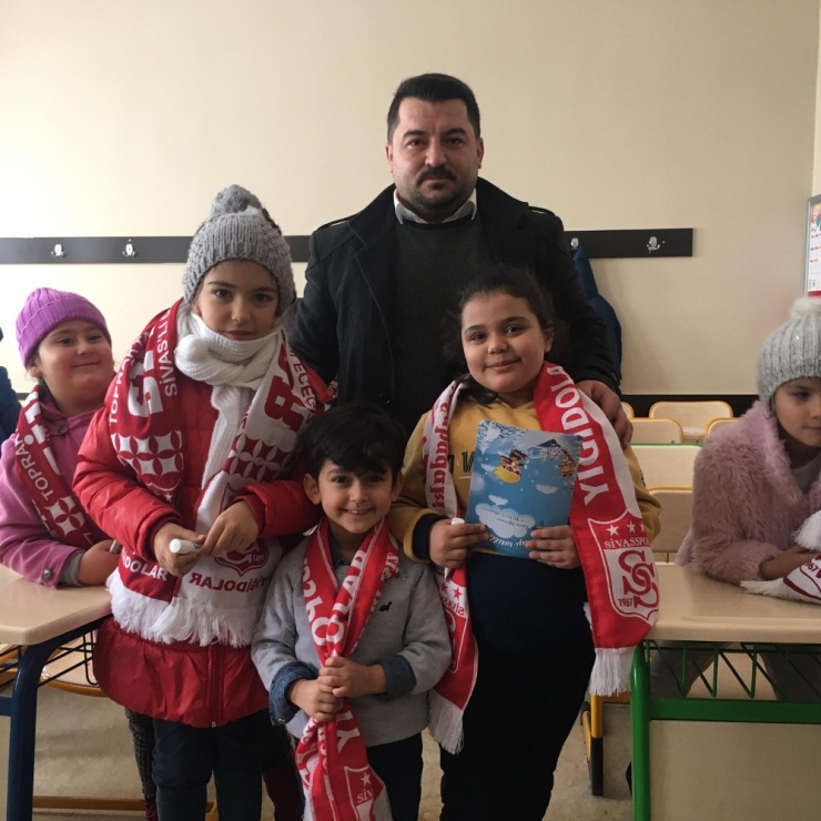 Muhtar Öğrencilere Karna Hediyesi Olarak Sivasspor Atkısı Hediye Etti