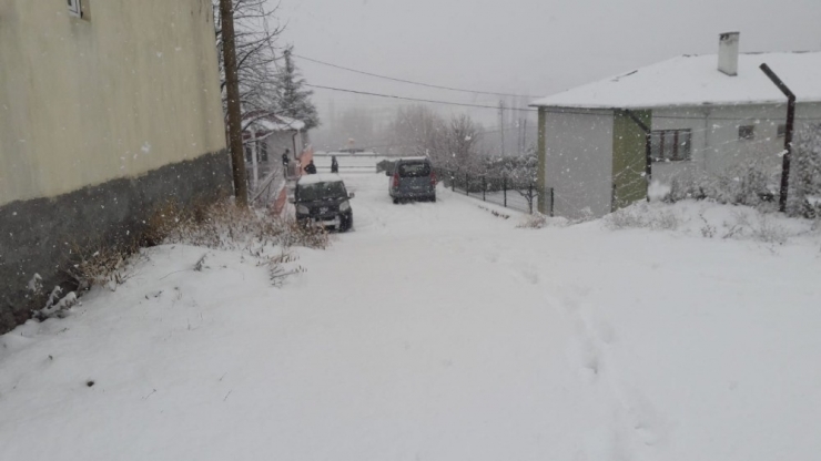 Kar Yağışı Gürün’ü Beyaza Bürüdü