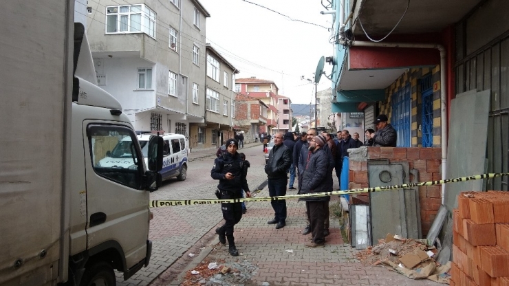 Sultanbeyli’de Binanın Çatısının Alev Alev Yandığı Anlar Kamerada