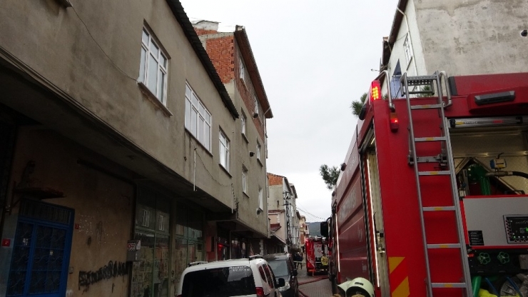 Sultanbeyli’de Binanın Çatısının Alev Alev Yandığı Anlar Kamerada