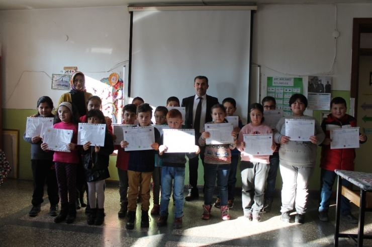 Tosya’da Karnesini Alan 6 Bin 350 Öğrenci Tatile Girdi