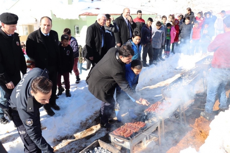 Kaymakamdan Öğrencilere Sucuk Ekmek