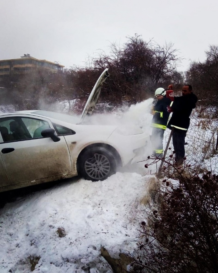 Van’da Kaza Yapan Otomobilde Yangın Çıktı