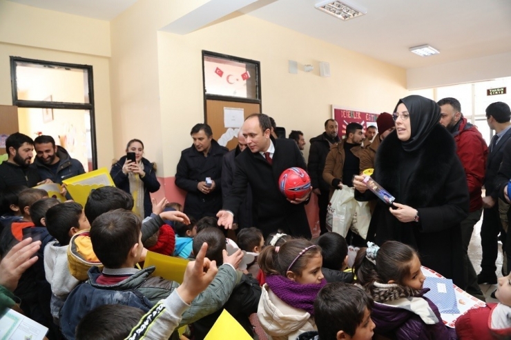 Başkale’de Kar Yağışı Altında Karne Sevinci