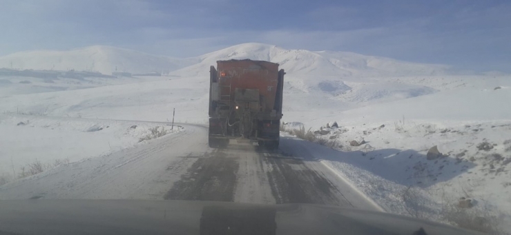 Çaldıran Belediyesinden Kırsal Mahalle Yollarında Tuzlama Çalışması