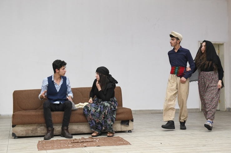 Kursiyerlerden Tiyatro Gösterisi