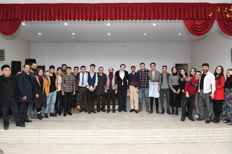 Kursiyerlerden Tiyatro Gösterisi