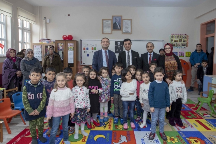 Başkan Vekili Aslan Öğrencilerin Karne Sevincine Ortak Oldu