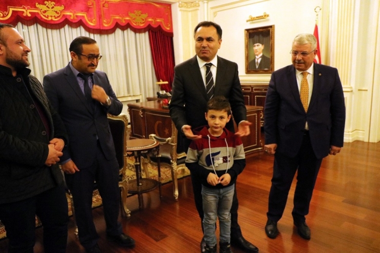 Vali Çakır ‘Bayrak Sevdalısı’ Öğrenciyi Makamında Ağırladı