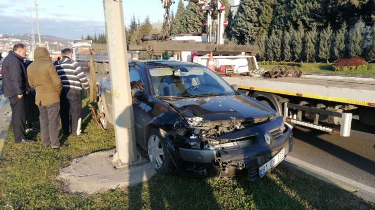 Otomobile Çarpıp Refüje Çıktı: 1 Yaralı