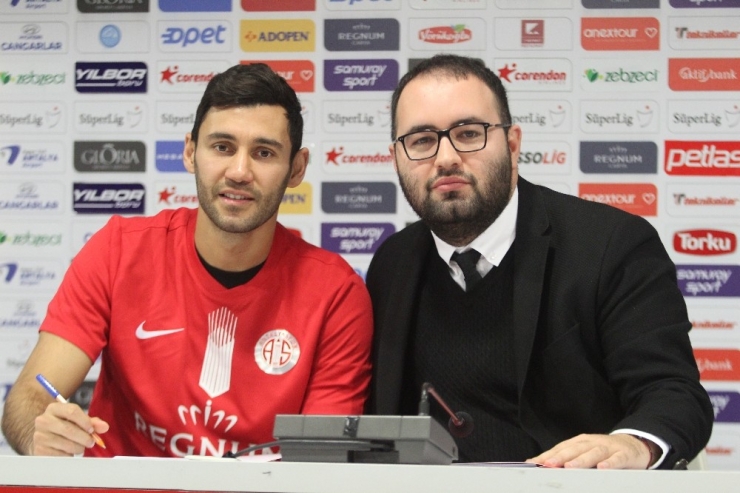 Veysel Sarı, Antalyaspor’a İmzayı Attı
