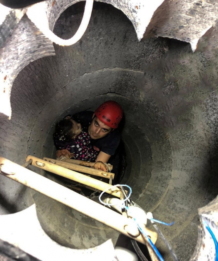 Arnavutköy’de 8 Metrelik Kuyuya Düşen Küçük Kız İtfaiye Ekiplerince Kurtarıldı