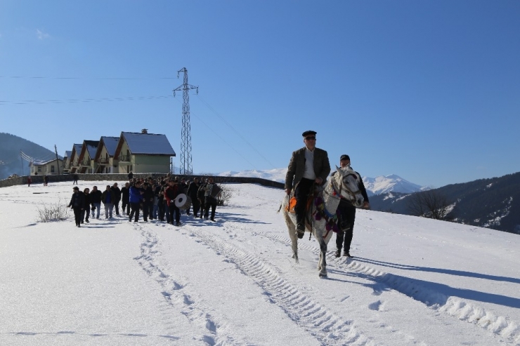 Tahta Kızak Yarışları Renkli Görüntülere Sahne Oldu