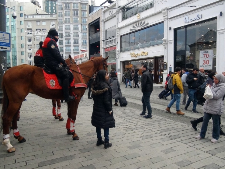 İstiklal Caddesi’nde Atlı Polislerin Geçidi Turistlerden Büyük İlgi Gördü