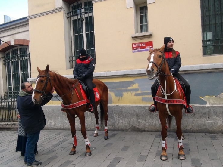 İstiklal Caddesi’nde Atlı Polislerin Geçidi Turistlerden Büyük İlgi Gördü