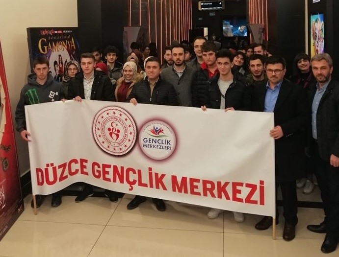 400 Genç Beyaz Hüznü İzledi