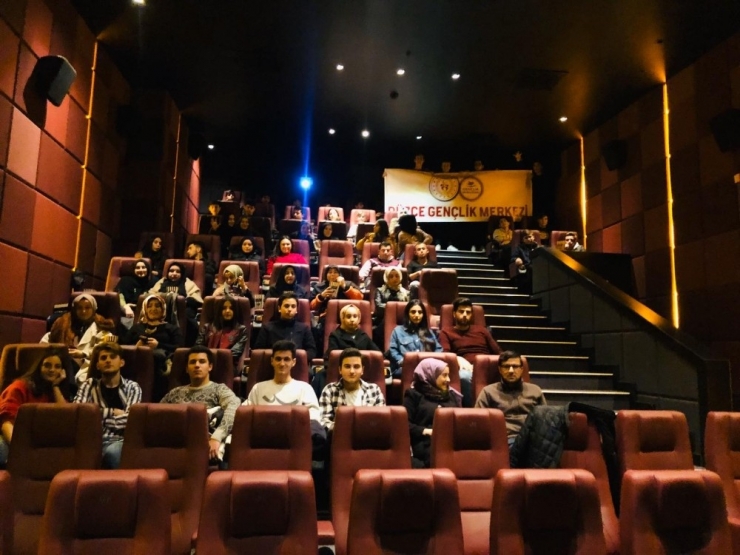 400 Genç Beyaz Hüznü İzledi