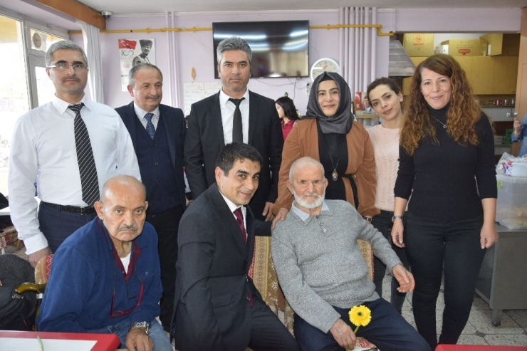 Huzurevi Sakini Yusuf Amcaya Doğum Günü Sürprizi