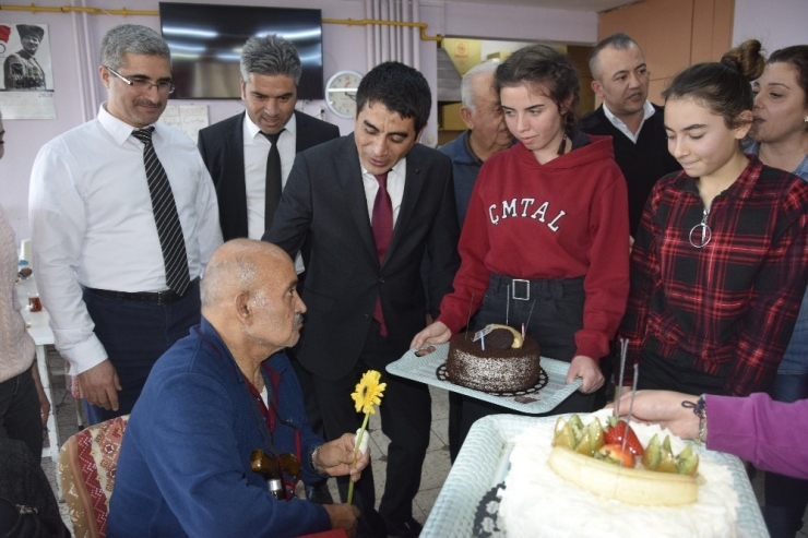 Huzurevi Sakini Yusuf Amcaya Doğum Günü Sürprizi