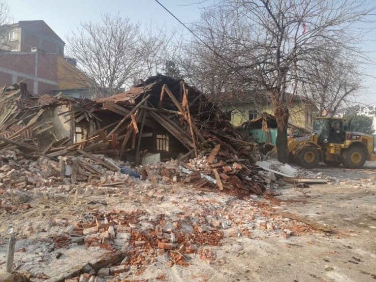 İnegöl’de Tehlike Saçan Metruk Binalar Yıkıldı