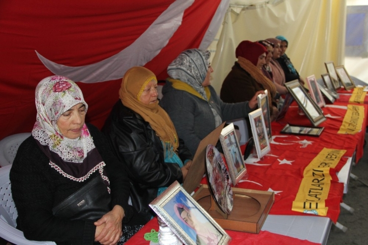 Hdp Önündeki Ailelerin Evlat Nöbeti 138’inci Gününde