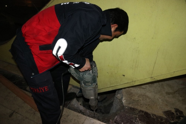 3 Gün Yürüyen Merdiven Altında Mahsur Kalan Felçli Kediyi İtfaiye Erleri Kurtardı